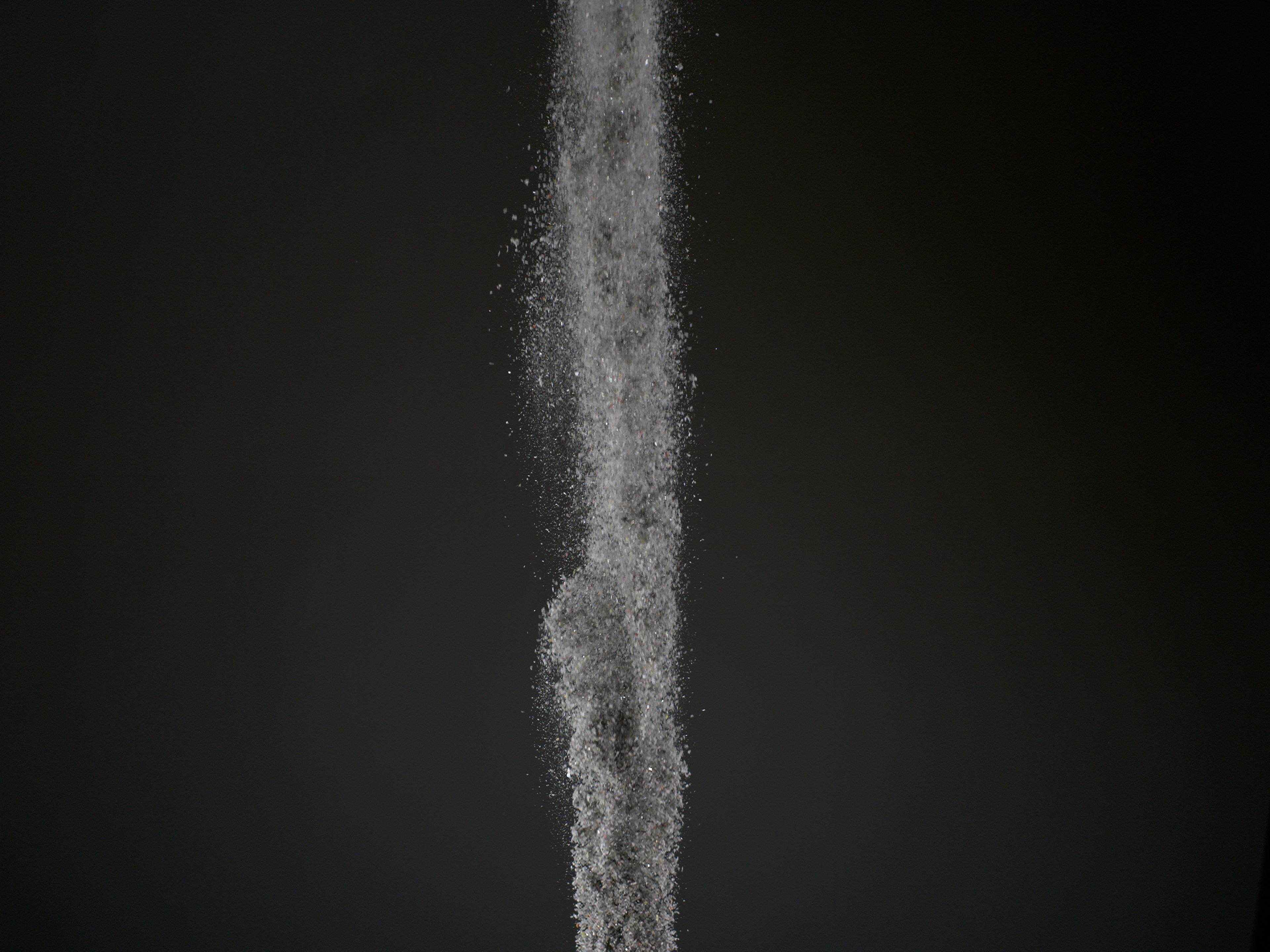 silputtua tietoturvapaperia tummaa taustaa vasten