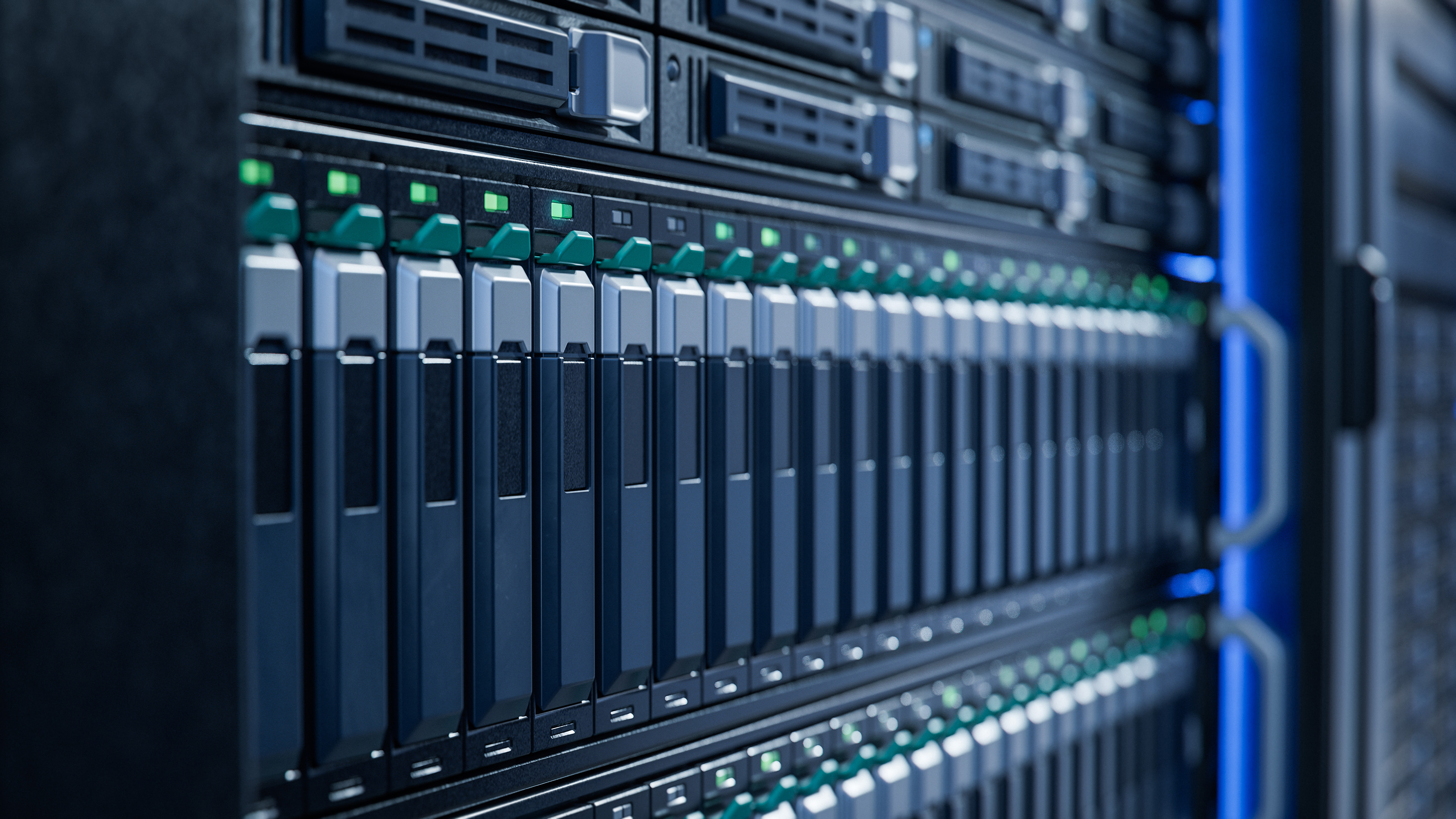 En närbild av ett serverställ i ett datacenter som visar rader av hårddiskar eller lagringsenheter med indikatorlampor.