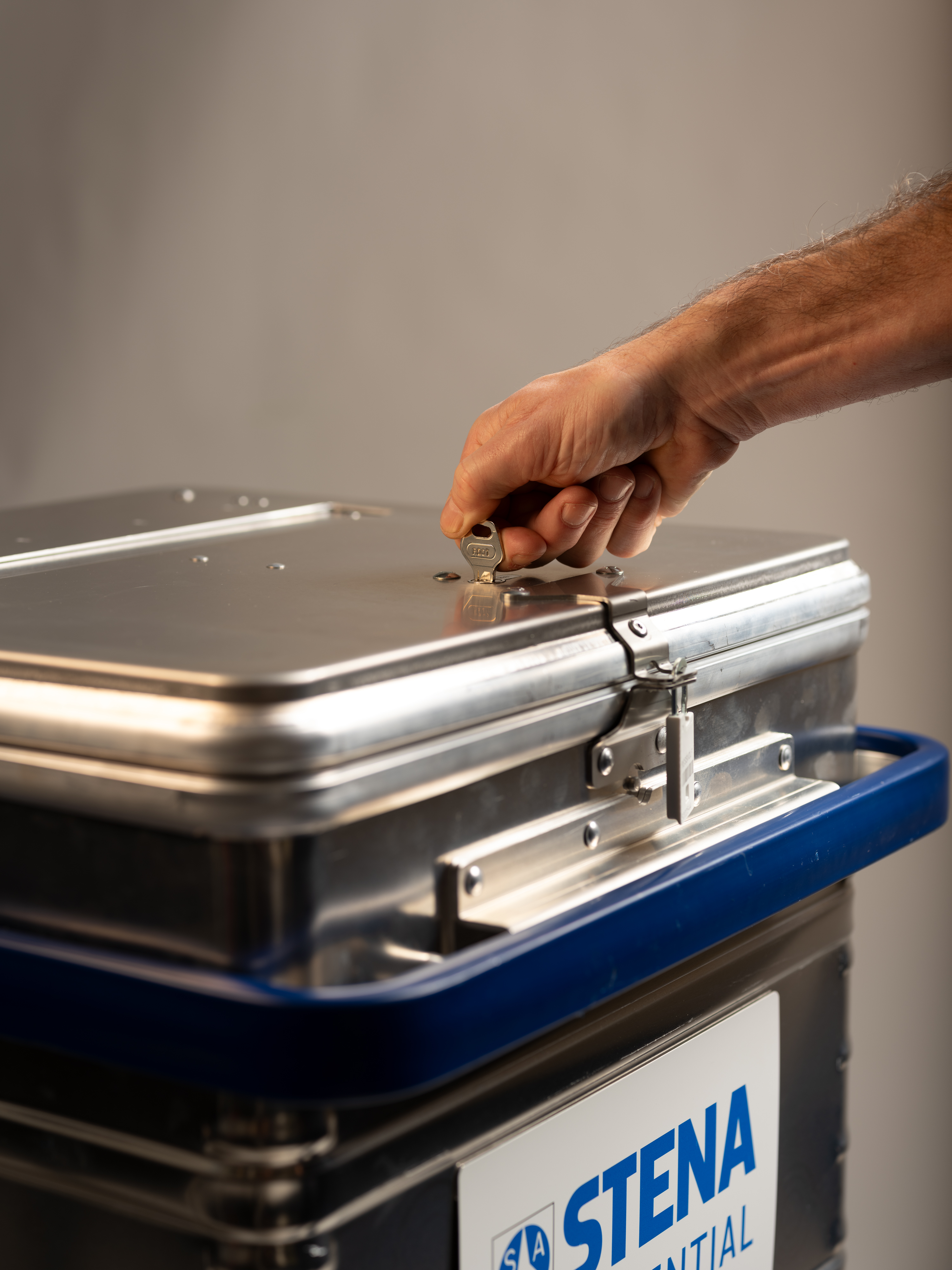 Pracownik Stena Confidential blokujący statek