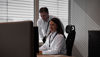 To Stena Confidential-ansatte jobber ved en datamaskin