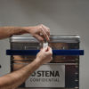 Hender som låser en Stena Confidential-beholder
