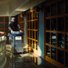 En Stena Confidential-ansatt skyver en container.