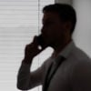 En silhuett av en Stena Confidential-ansatt som snakker i telefonen