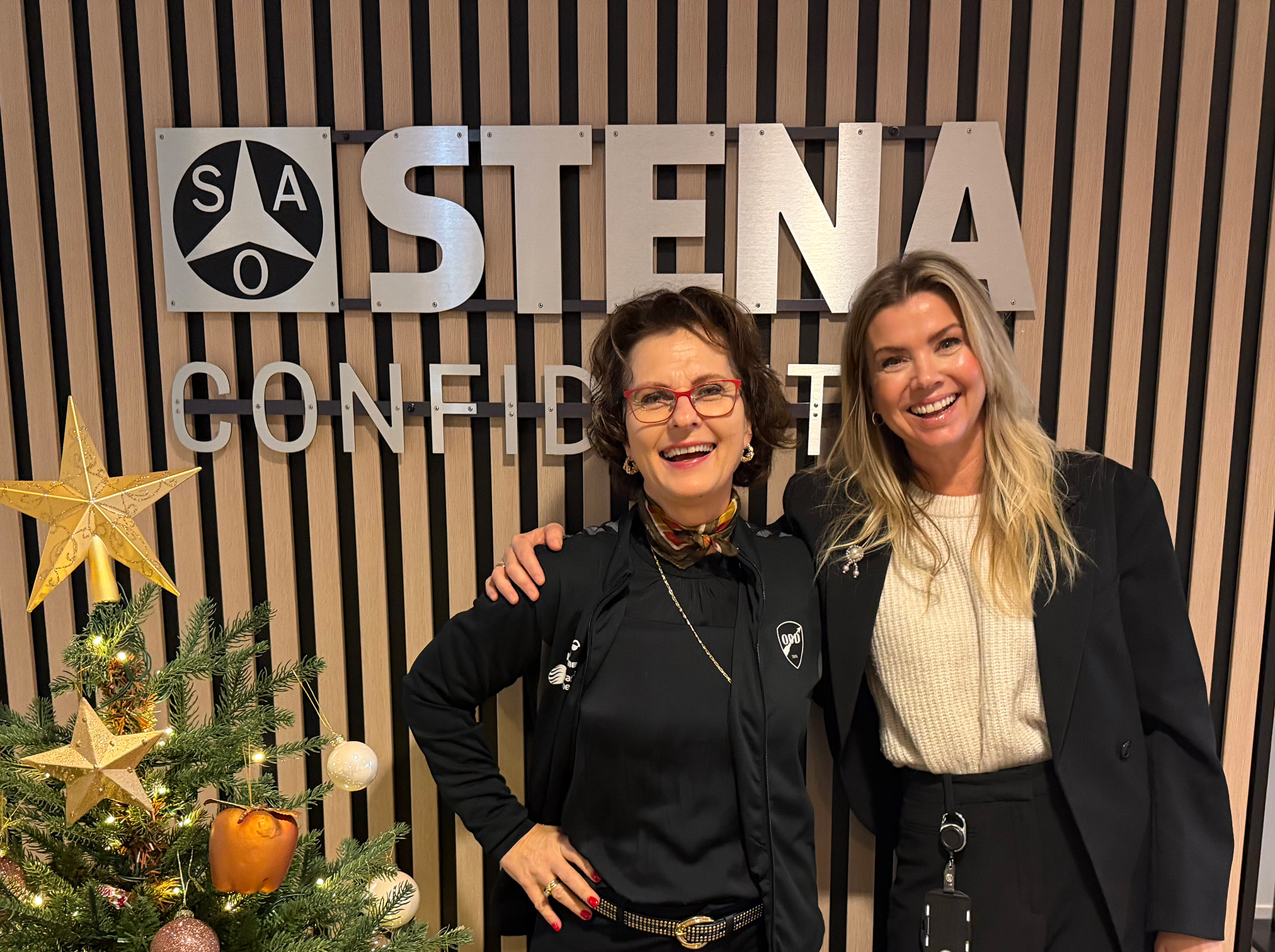 To personer står foran Stena Confidentials logo.