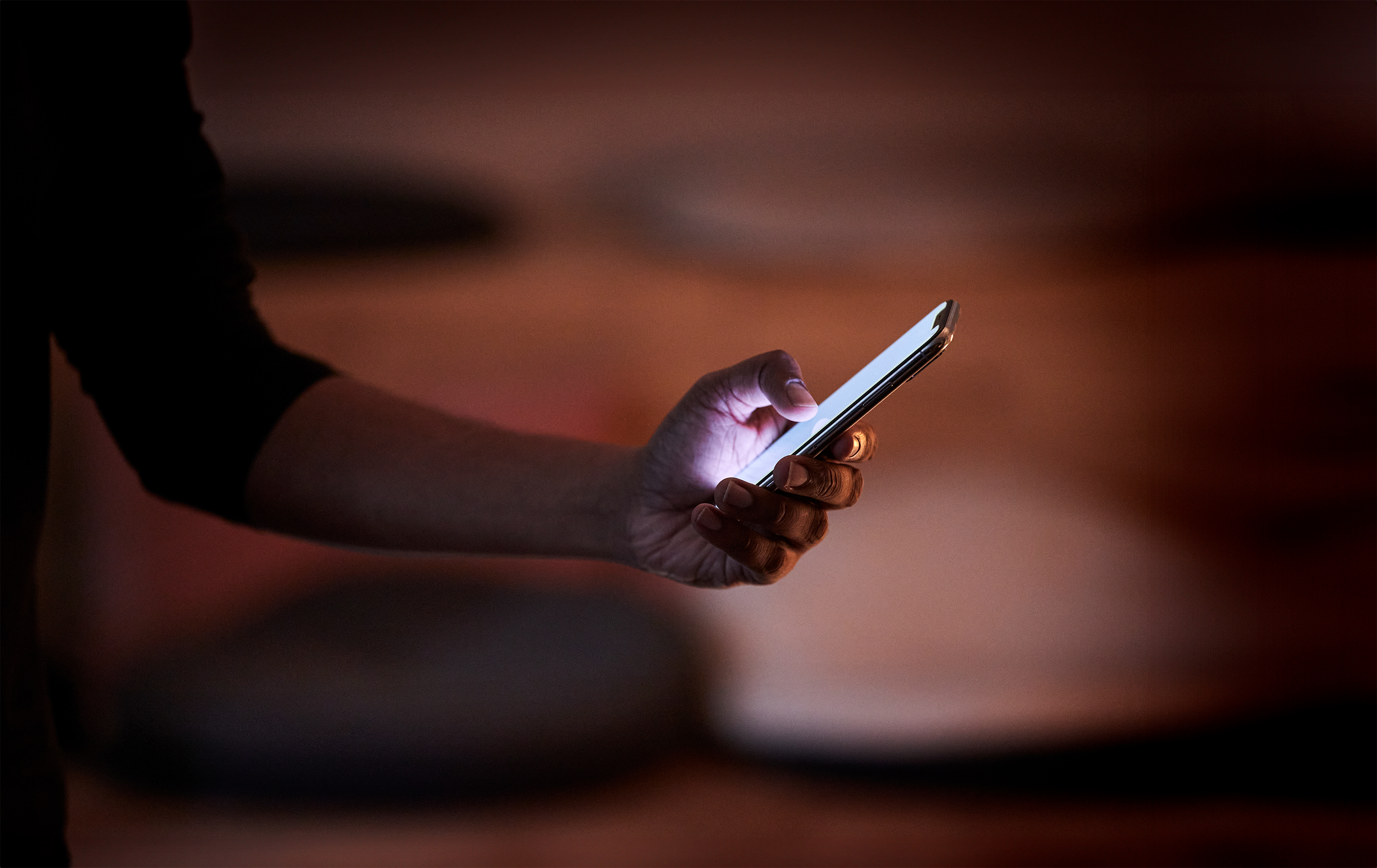 Nærbilde av hånd som holder en mobiltelefon