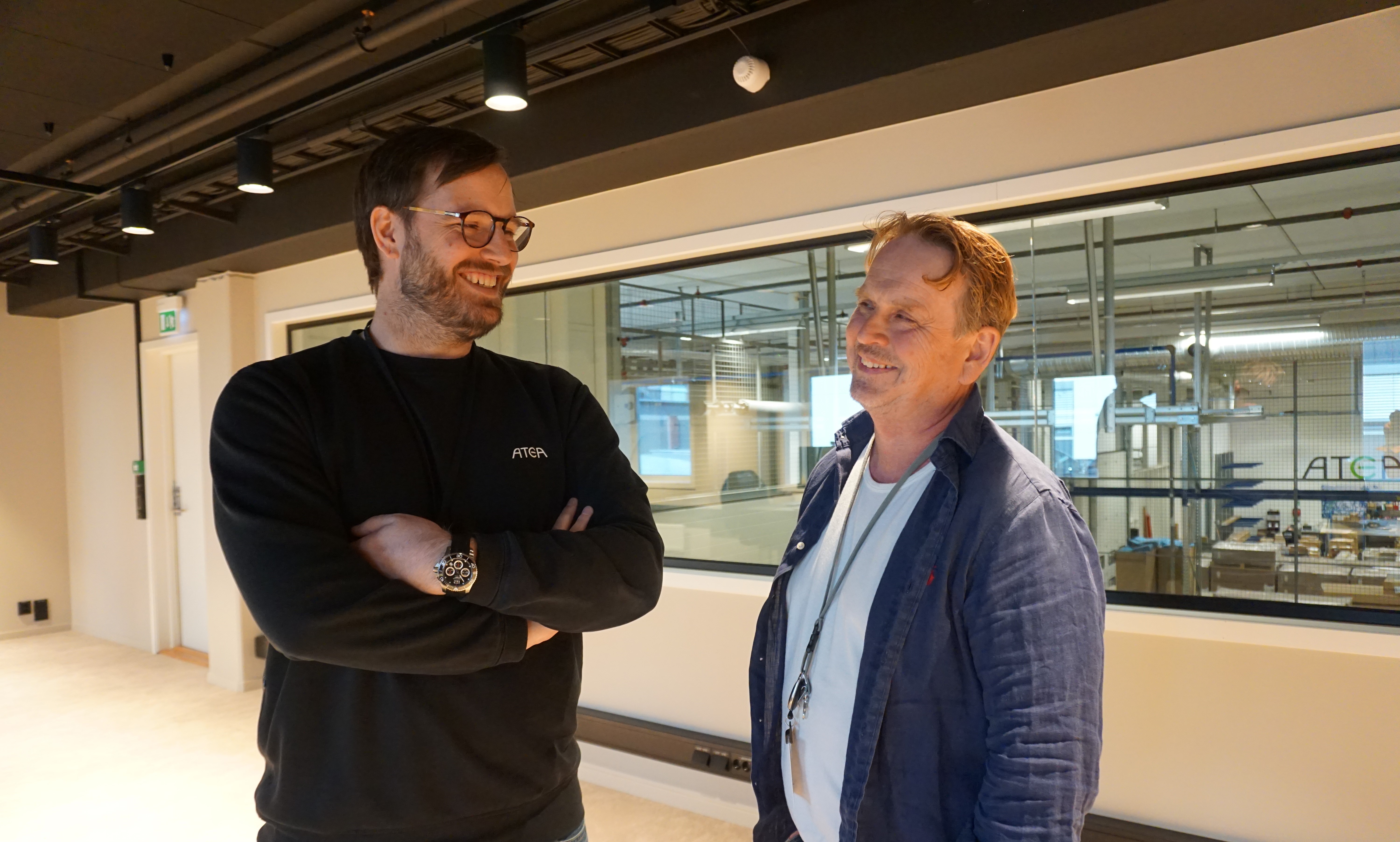 To personer står foran et kontor