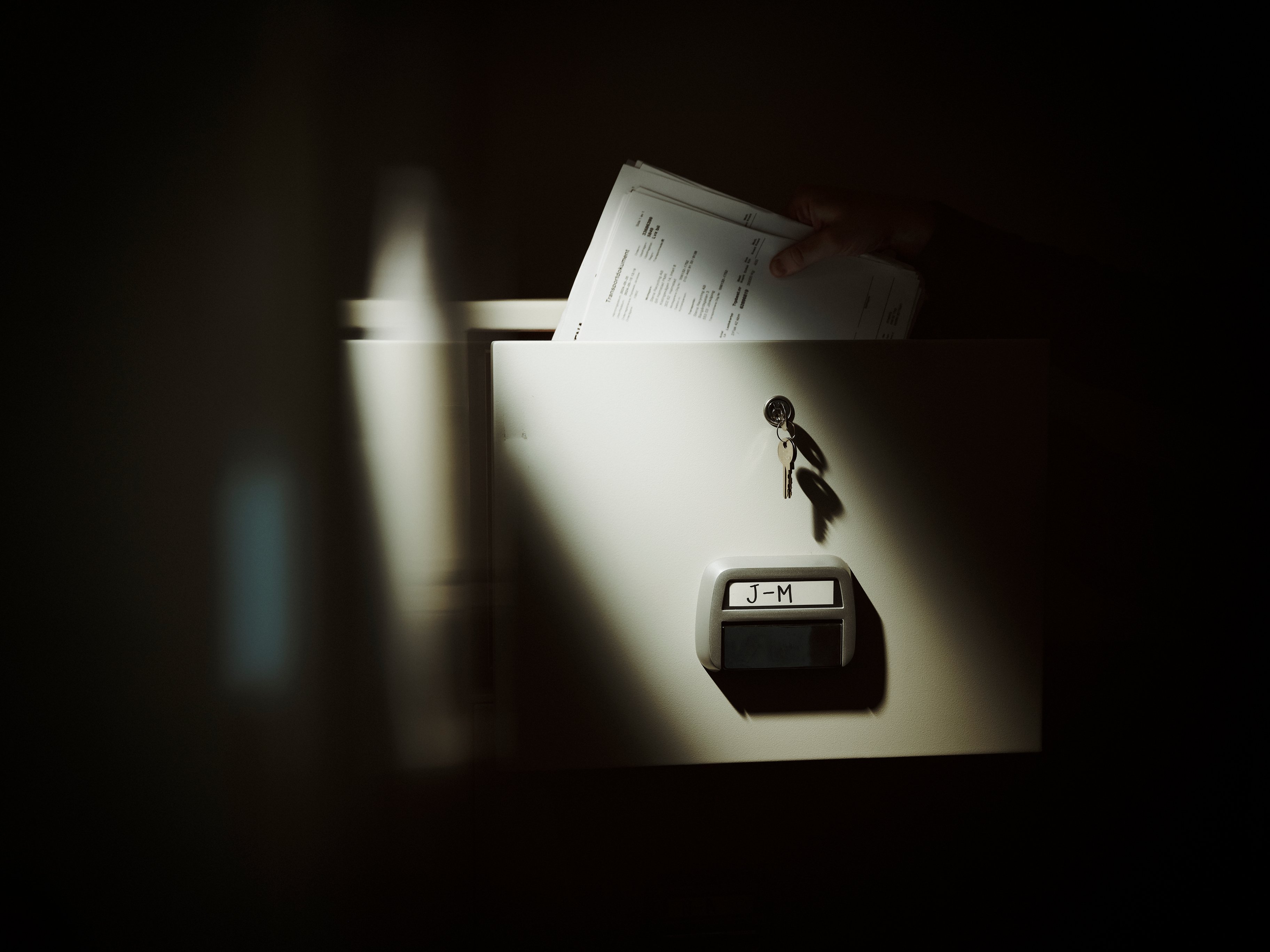 Arkistokaapin etuosa.