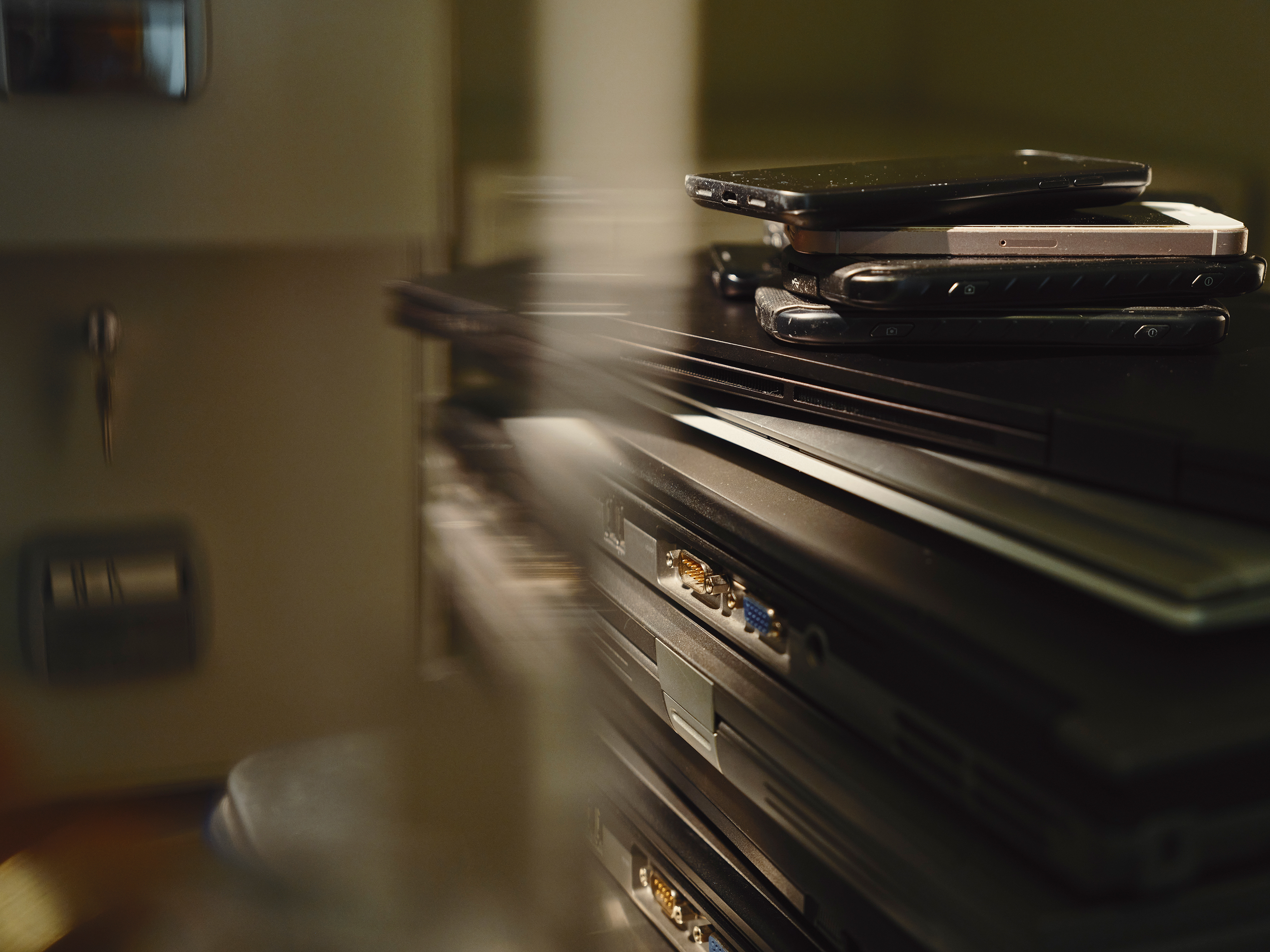 Kasa elektronisia laitteita odottaa uudelleenkäyttöä.