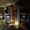 En Stena Confidential-medarbejder skubber en container.