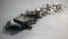 Makulert elektronikk på et gulv
