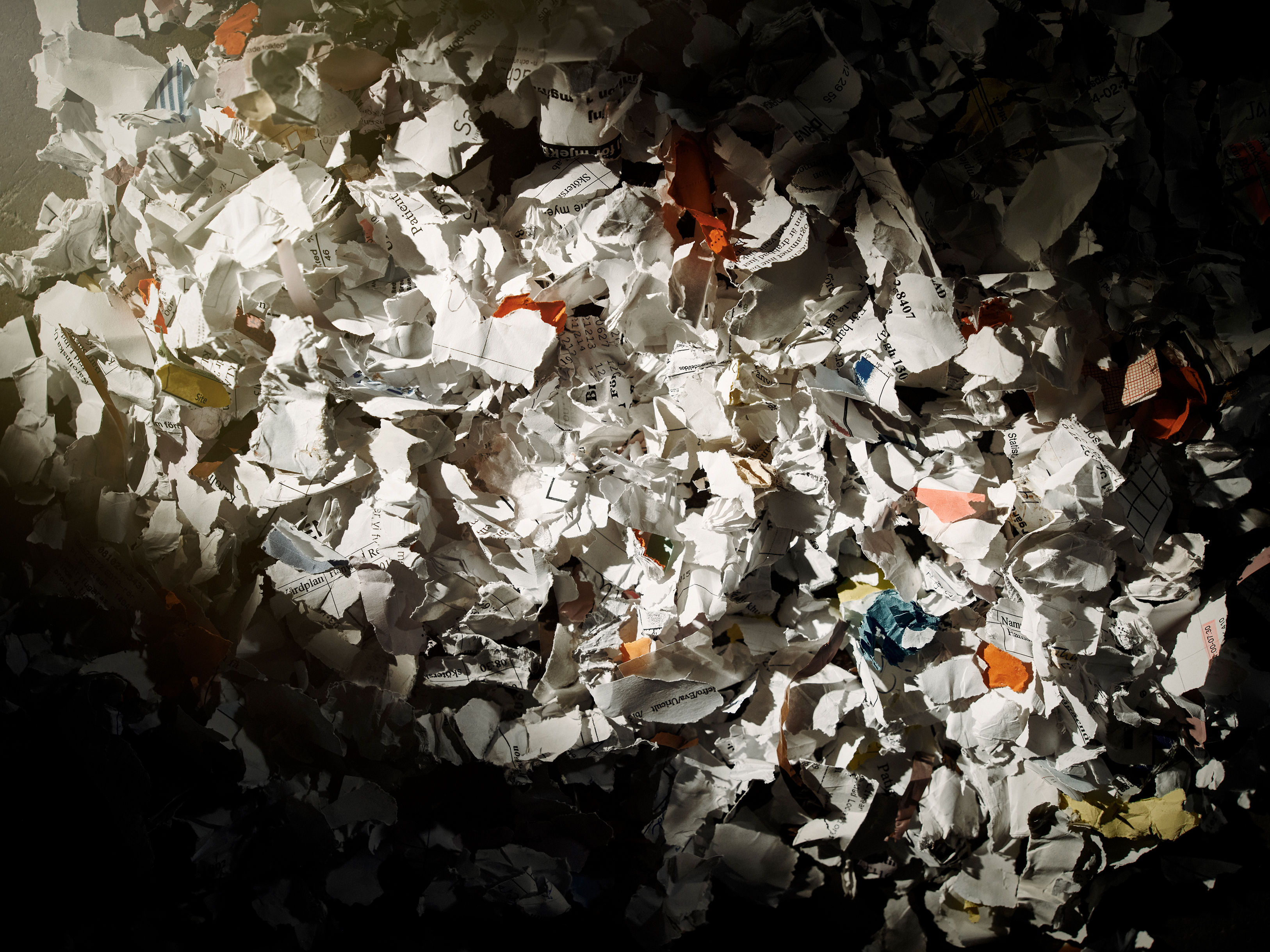 Kasa tuhoutunutta yksityisyyspaperia.